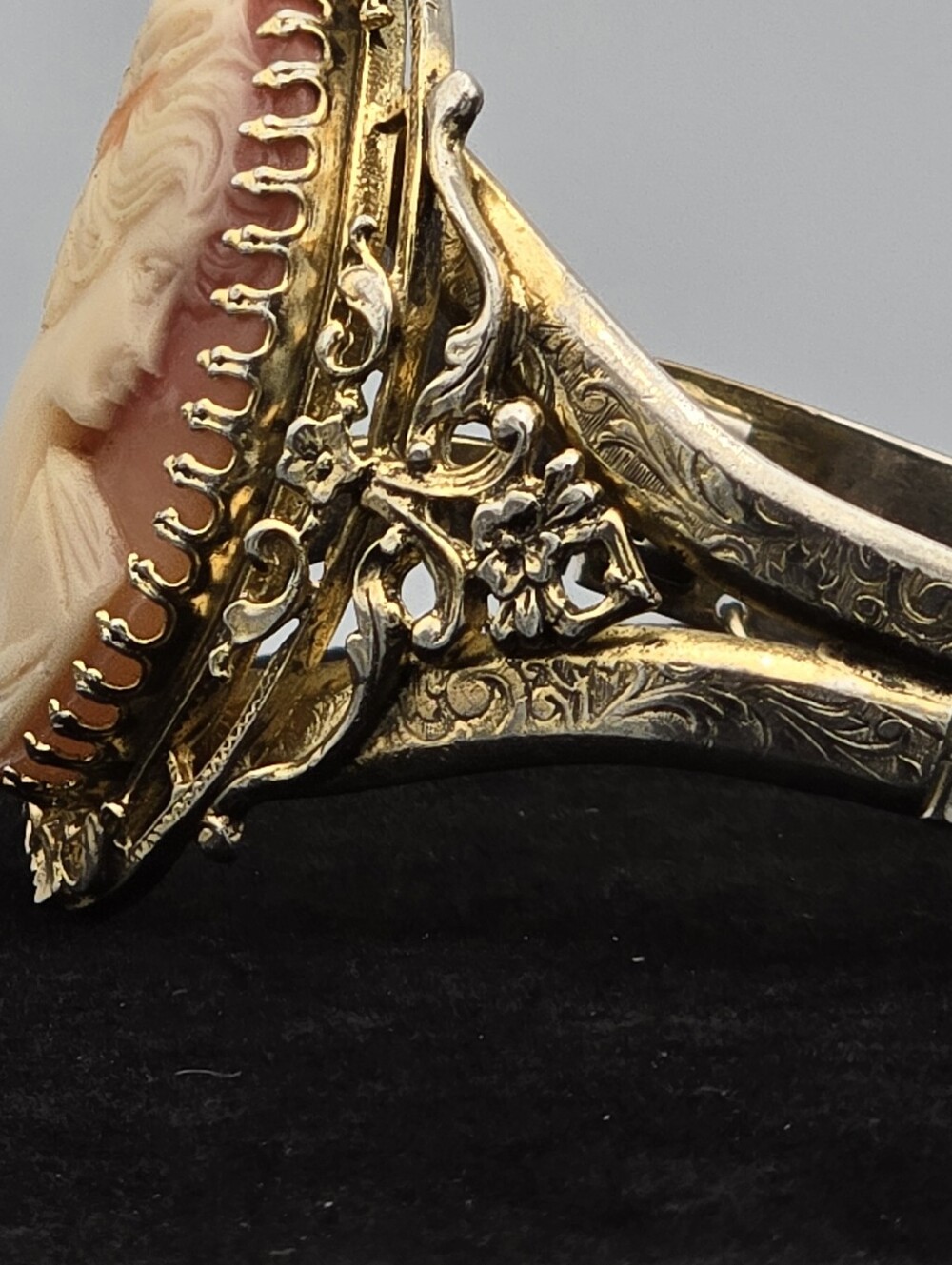 Vintage Signed Whiting & Davis Large Cameo Hinged Cuff Bracelet Good Condition - Picture 9 of 12